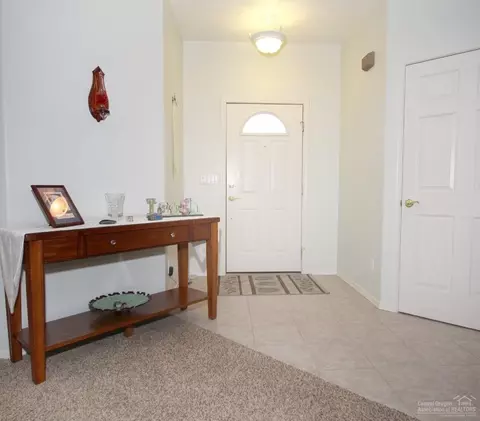 381 SE Soft Tail Loop, Bend, OR 97702 photo 5