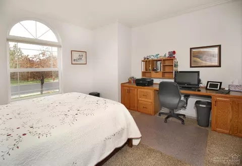 381 SE Soft Tail Loop, Bend, OR 97702 photo 19