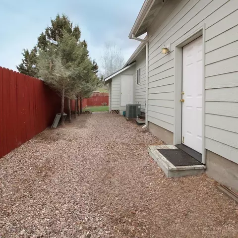 381 SE Soft Tail Loop, Bend, OR 97702 photo 21
