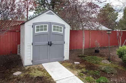 381 SE Soft Tail Loop, Bend, OR 97702 photo 22