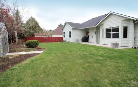 381 SE Soft Tail Loop, Bend, OR 97702 photo 24