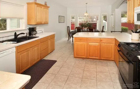 381 SE Soft Tail Loop, Bend, OR 97702 photo 10