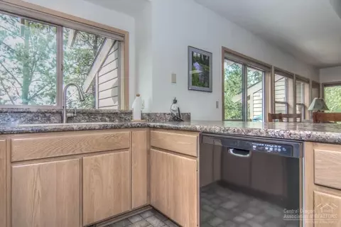 57319 Beaver Ridge Loop, Sunriver, OR 97707 photo 8