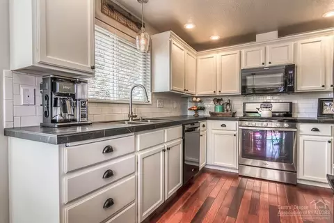 950 NE Locksley Dr, Bend, OR 97701 photo 8