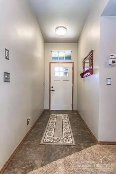 950 NE Locksley Dr, Bend, OR 97701 photo 3