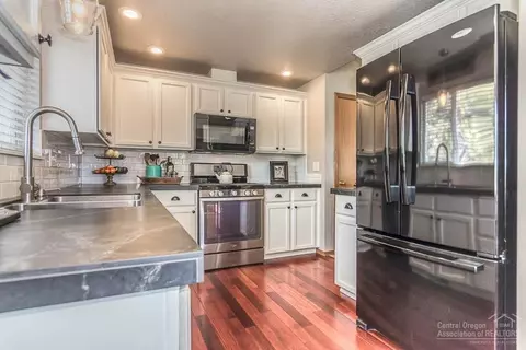 950 NE Locksley Dr, Bend, OR 97701 photo 7