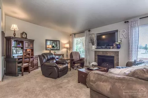 950 NE Locksley Dr, Bend, OR 97701 photo 10