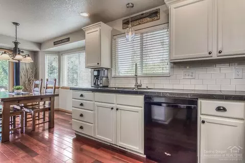950 NE Locksley Dr, Bend, OR 97701 photo 9