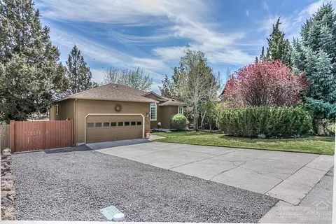 950 NE Locksley Dr, Bend, OR 97701 photo 2