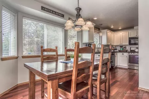 950 NE Locksley Dr, Bend, OR 97701 photo 6
