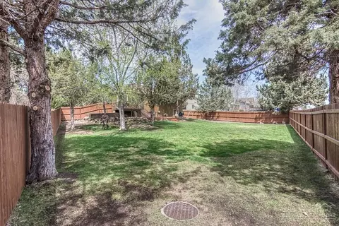 950 NE Locksley Dr, Bend, OR 97701 photo 24