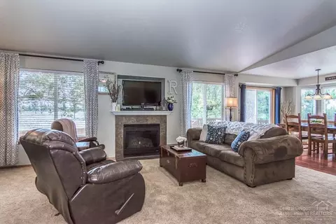 950 NE Locksley Dr, Bend, OR 97701 photo 4