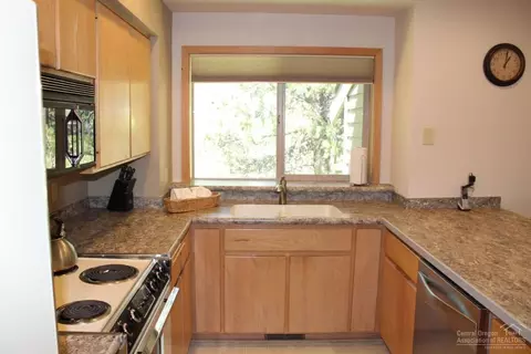 57389 Beaver Ridge Loop, Sunriver, OR 97707 photo 4