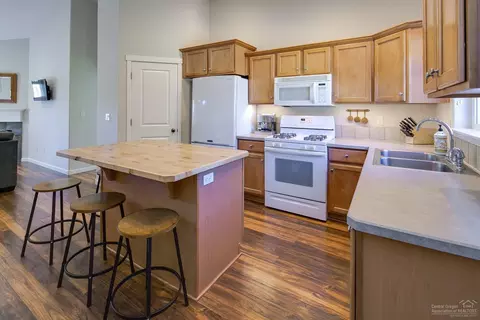 20670 Beaumont Dr, Bend, OR 97701 photo 9