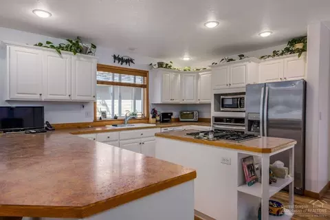 2634 NW Scandia Loop, Bend, OR 97703 photo 7