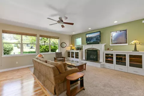 61950 Fall Creek Loop, Bend, OR 97702 photo 2