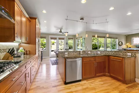 61950 Fall Creek Loop, Bend, OR 97702 photo 5