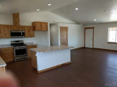 592 Minerva St, Metolius, OR 97741 photo 4