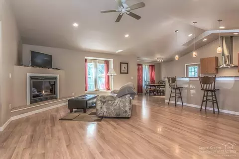 19449 Apache Rd, Bend, OR 97702 photo 4