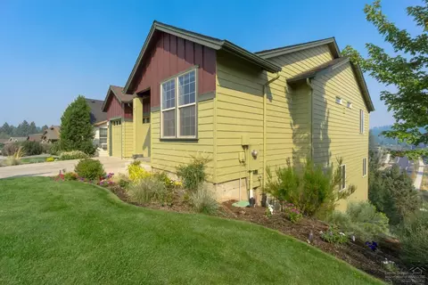 541 NW Flagline Dr, Bend, OR 97703 photo 2