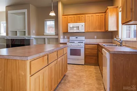 20614 Redwing Ln, Bend, OR 97702 photo 3