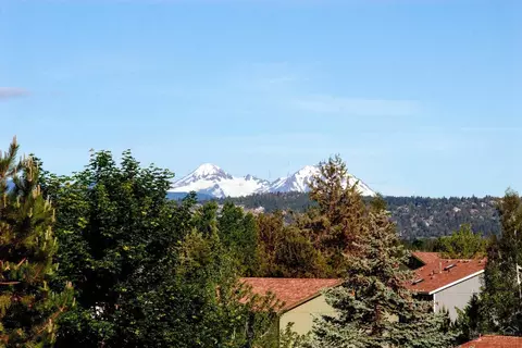 1232 NE Locksley Dr, Bend, OR 97701 photo 2