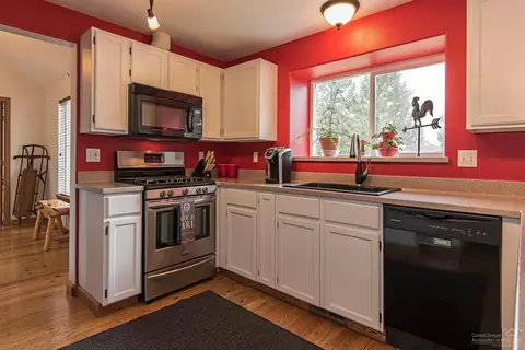 1232 NE Locksley Dr, Bend, OR 97701 photo 6