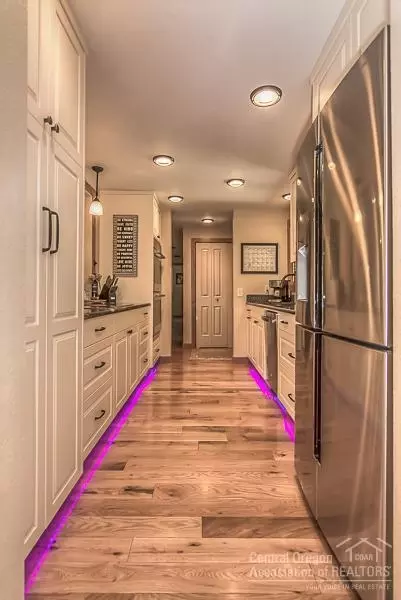 61121 SW Echo Hollow Rd, Bend, OR 97702 photo 4