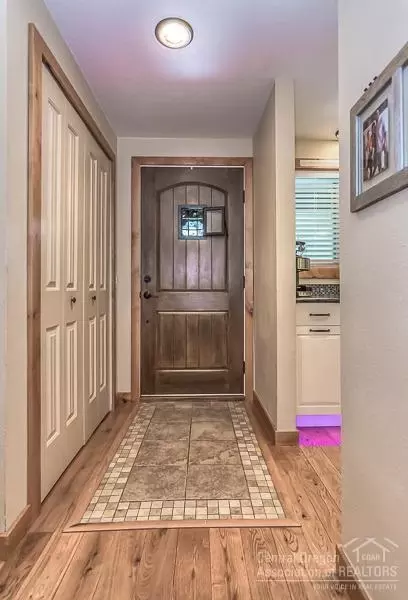 61121 SW Echo Hollow Rd, Bend, OR 97702 photo 3