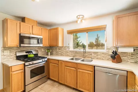 1036 NE Locksley Dr, Bend, OR 97701 photo 5