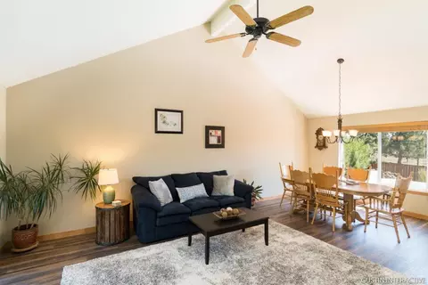 1036 NE Locksley Dr, Bend, OR 97701 photo 3