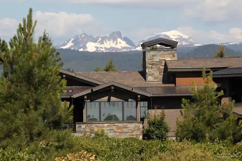 61489 Hawk Ct, Bend, OR 97702 photo 2