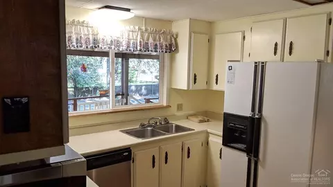 61103 Chuckanut Dr, Bend, OR 97702 photo 5