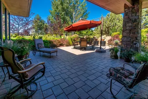 61637 Tam Mcarthur Loop, Bend, OR 97702 photo 2