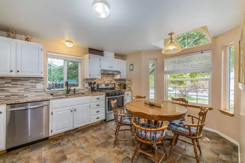 2357 NE Moonlight Dr, Bend, OR 97701 photo 2