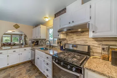 2357 NE Moonlight Dr, Bend, OR 97701 photo 4