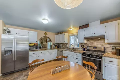 2357 NE Moonlight Dr, Bend, OR 97701 photo 3