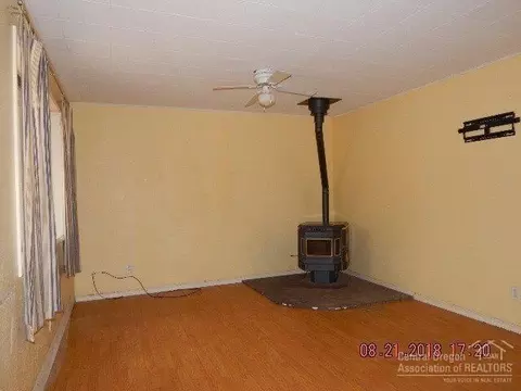 52677 Pine Dr, La Pine, OR 97739 photo 4