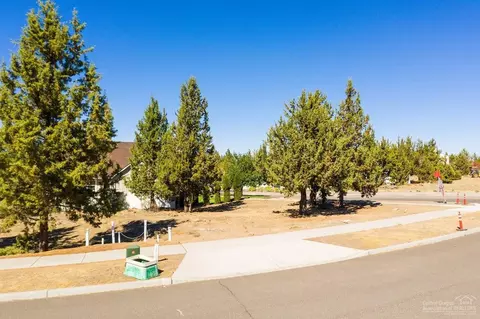2236 NE Indigo Ln, Bend, OR 97701 photo 17