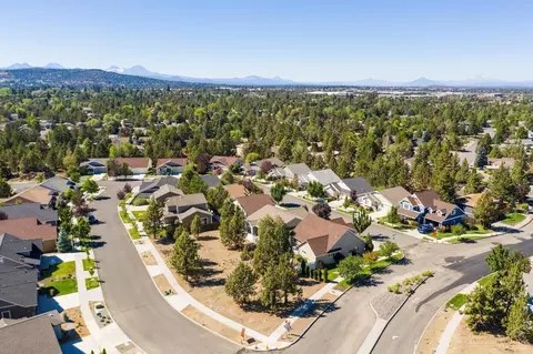2236 NE Indigo Ln, Bend, OR 97701 photo 3