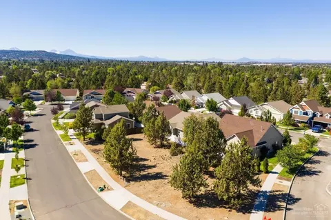 2236 NE Indigo Ln, Bend, OR 97701 photo 2