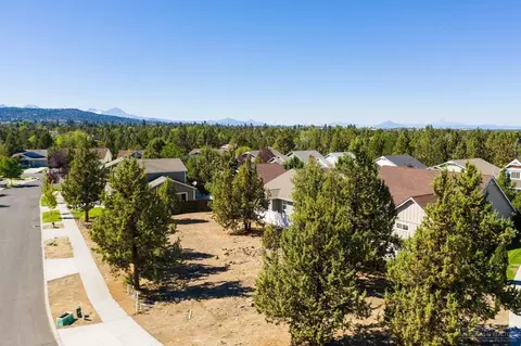 2236 NE Indigo Ln, Bend, OR 97701 photo 1