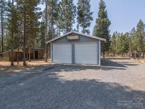 54735 Robin Ln, Bend, OR 97707 photo 2