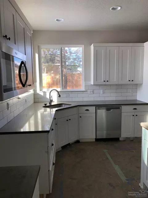 2860 NE Marea Dr, Bend, OR 97701 photo 2