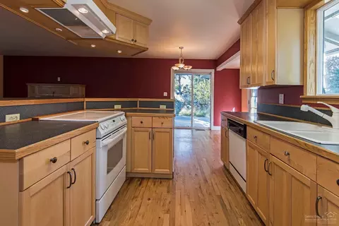 20221 Mountain View Dr, Bend, OR 97703 photo 4