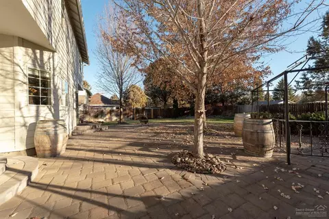 363 SE Soft Tail Loop, Bend, OR 97702 photo 22