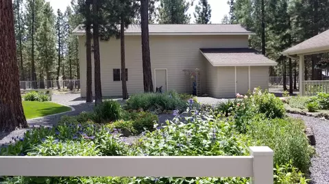 52103 Foxtail Rd, La Pine, OR 97739 photo 2
