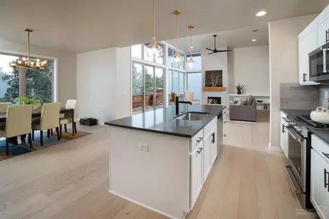 63129 Iner Loop, Bend, OR 97701 photo 2