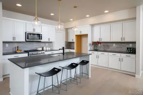 63129 Iner Loop, Bend, OR 97701 photo 6