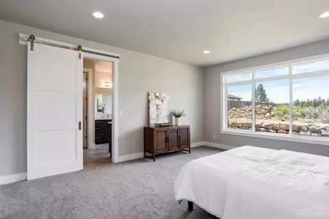 60877 SW Headwaters Loop, Bend, OR 97702 photo 11